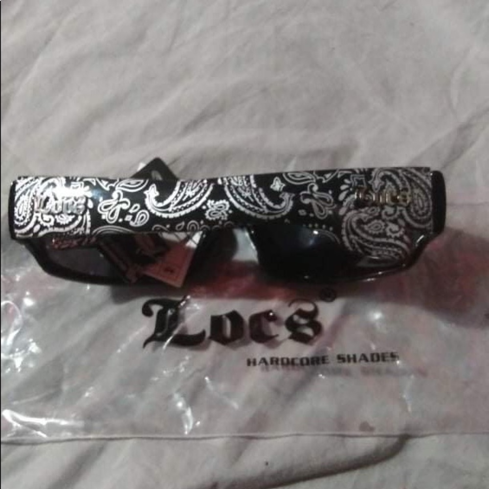 Loc’s shades red/black bandana